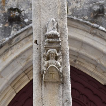 Croix devant léglise