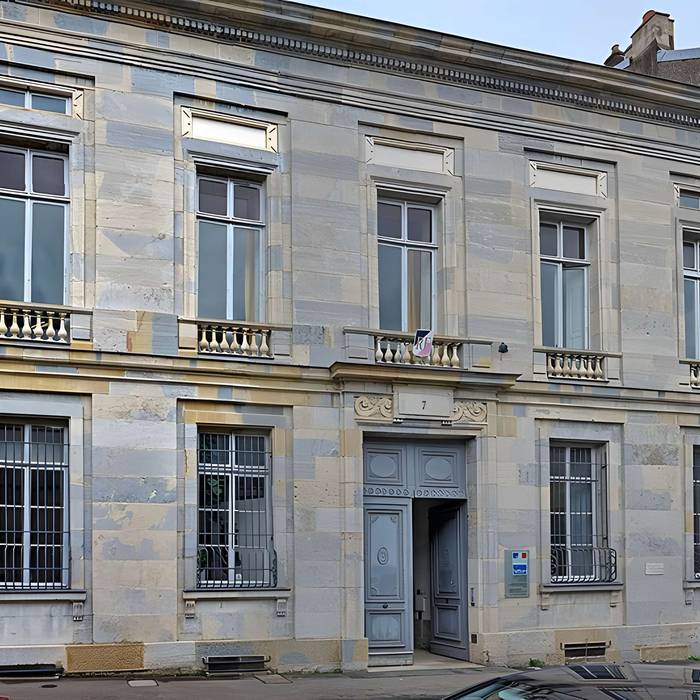 Photo de Hôtel Henrion de Magnoncourt ou de Longeville, actuellement siège de la Direction régionale des affaires culturelles de Franche-Comté