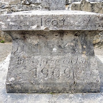 Croix en pierre 1604