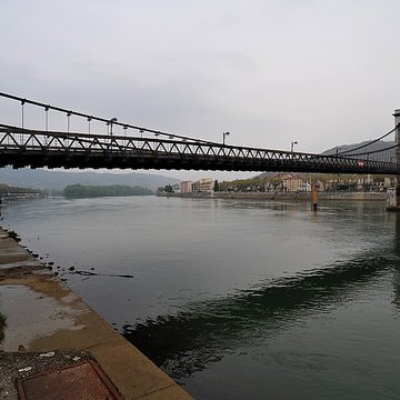 Passerelle Seguin sur le Rhône également sur commune de Tournon-sur-Rhône, dans lArdèche