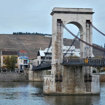 Passerelle Seguin sur le Rhône également sur commune de Tournon-sur-Rhône, dans lArdèche