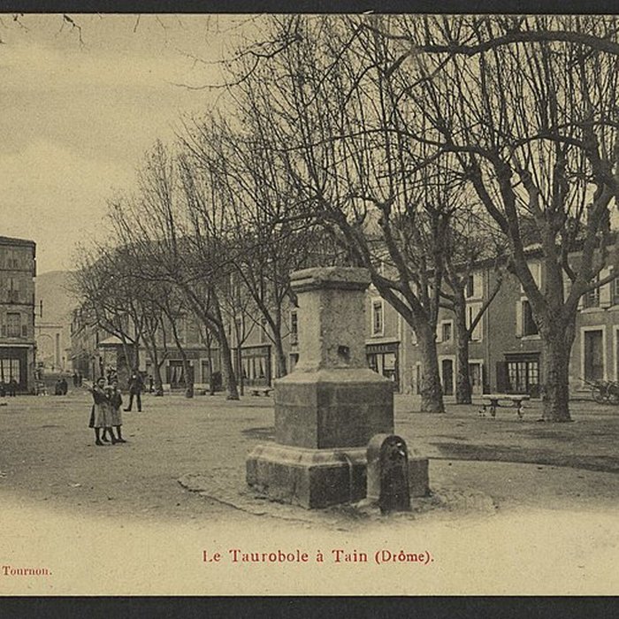 Photo de Taurobole en pierre