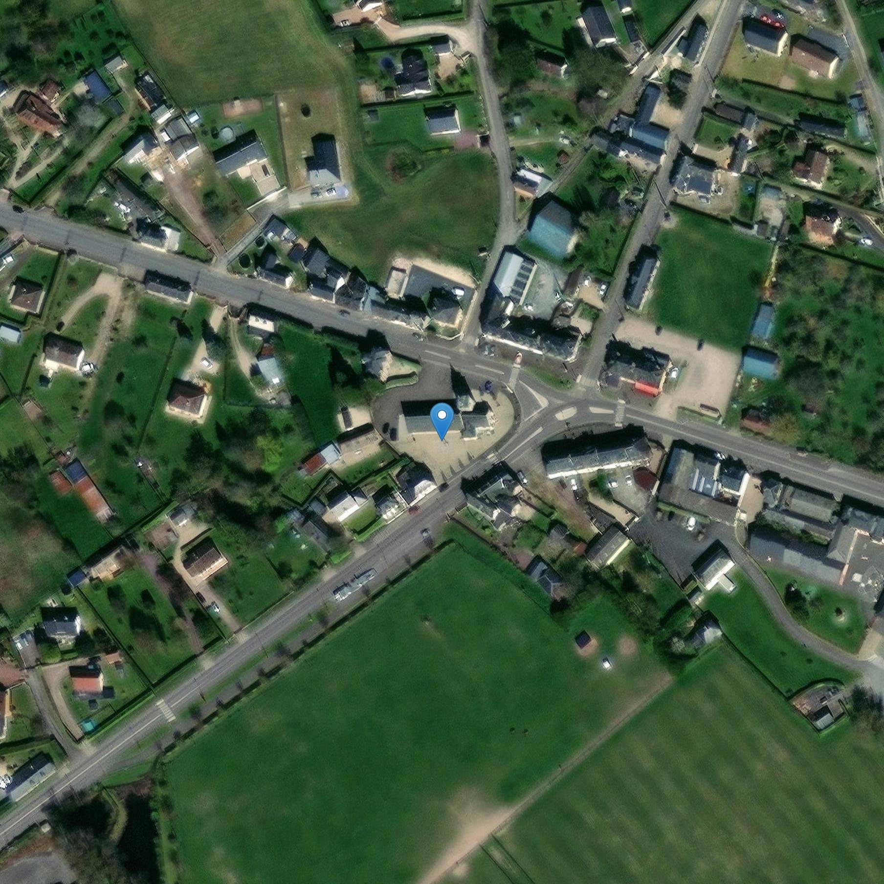 Photo de 教会の近くに十字架