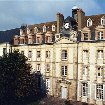 Ancien séminaire Saint-Charles, autrefois bâtiment des Archives Départementales