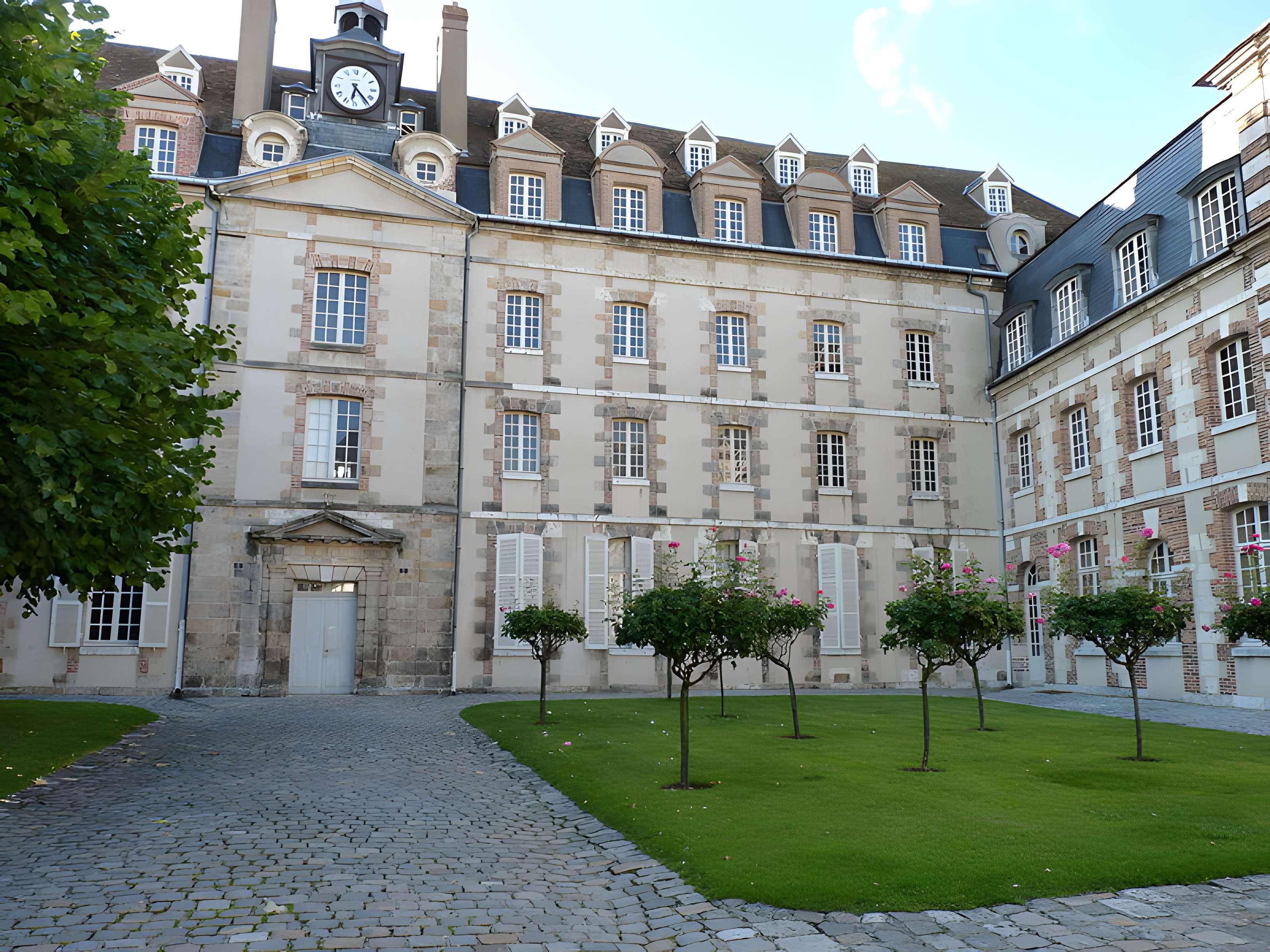 Ancien séminaire Saint-Charles, autrefois bâtiment des Archives Départementales