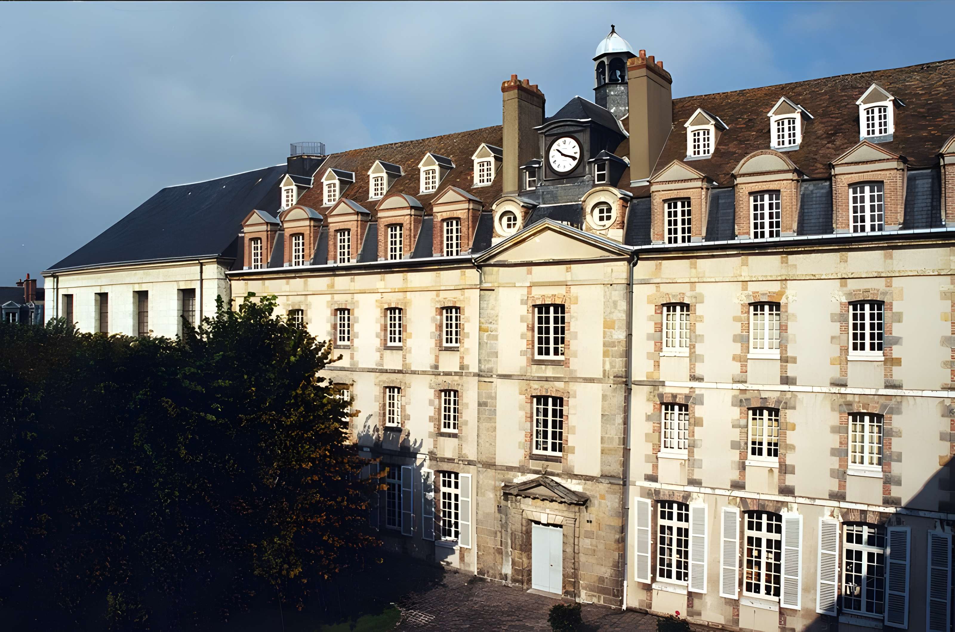 Ancien séminaire Saint-Charles, autrefois bâtiment des Archives Départementales