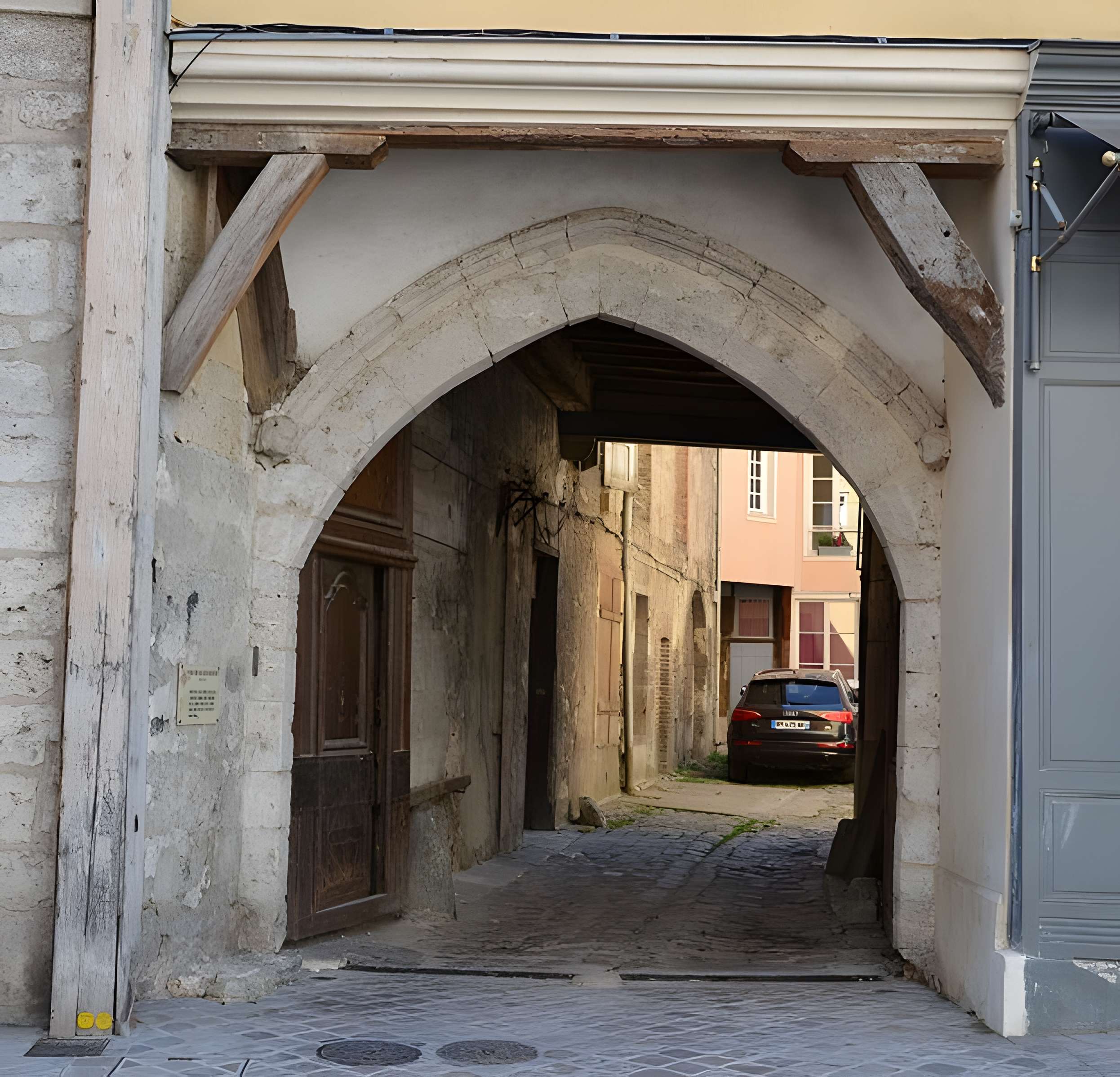 Maison dite aussi ancienne salle de justice et hôtel de ville ou du Perron ou le Parloir aux Bourgeois ou des Trois Rois