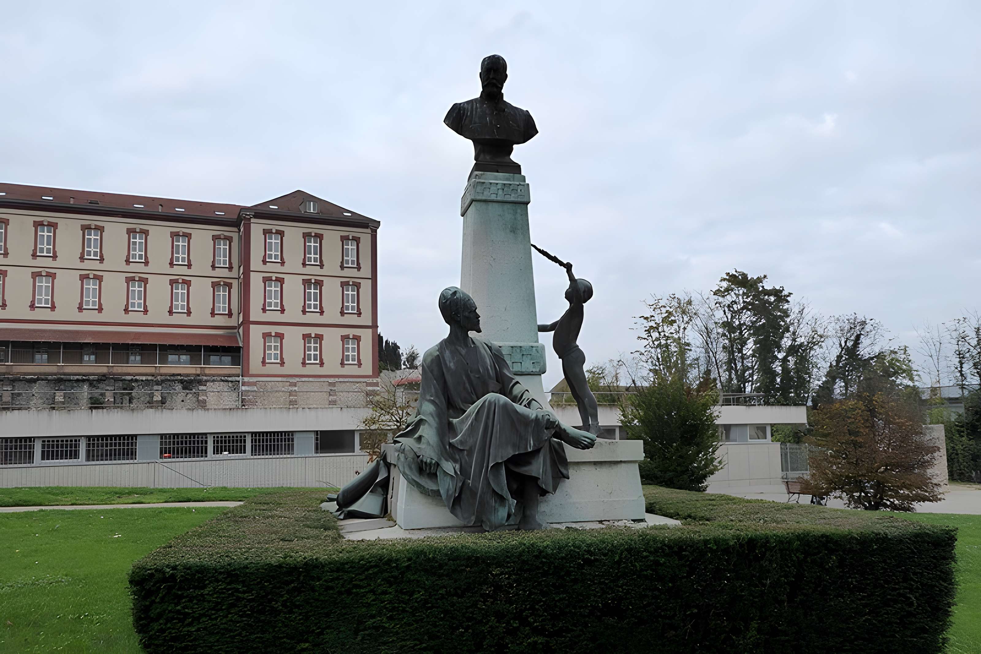 Monument à Noël Ballay
