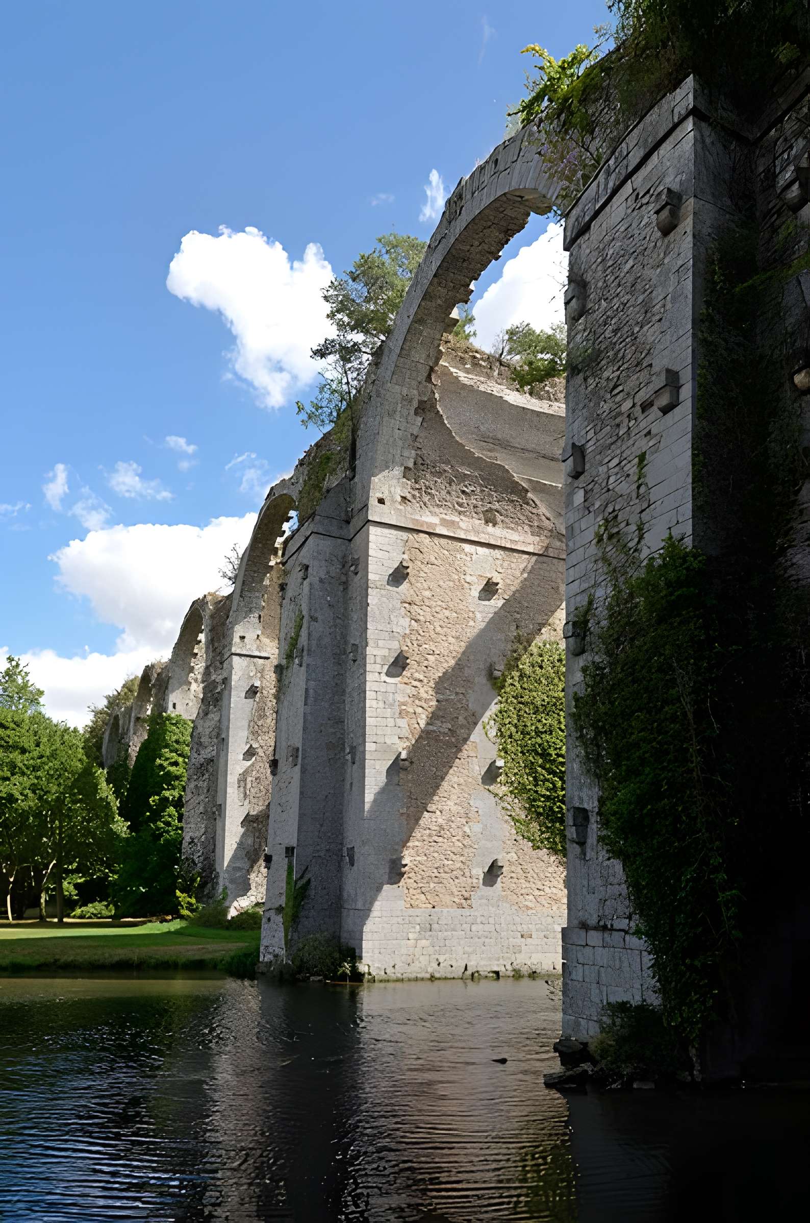 Ancien aqueduc de Pontgouin à Versailles (également sur communes de Berchères-Saint-Germain et Pontgouin)