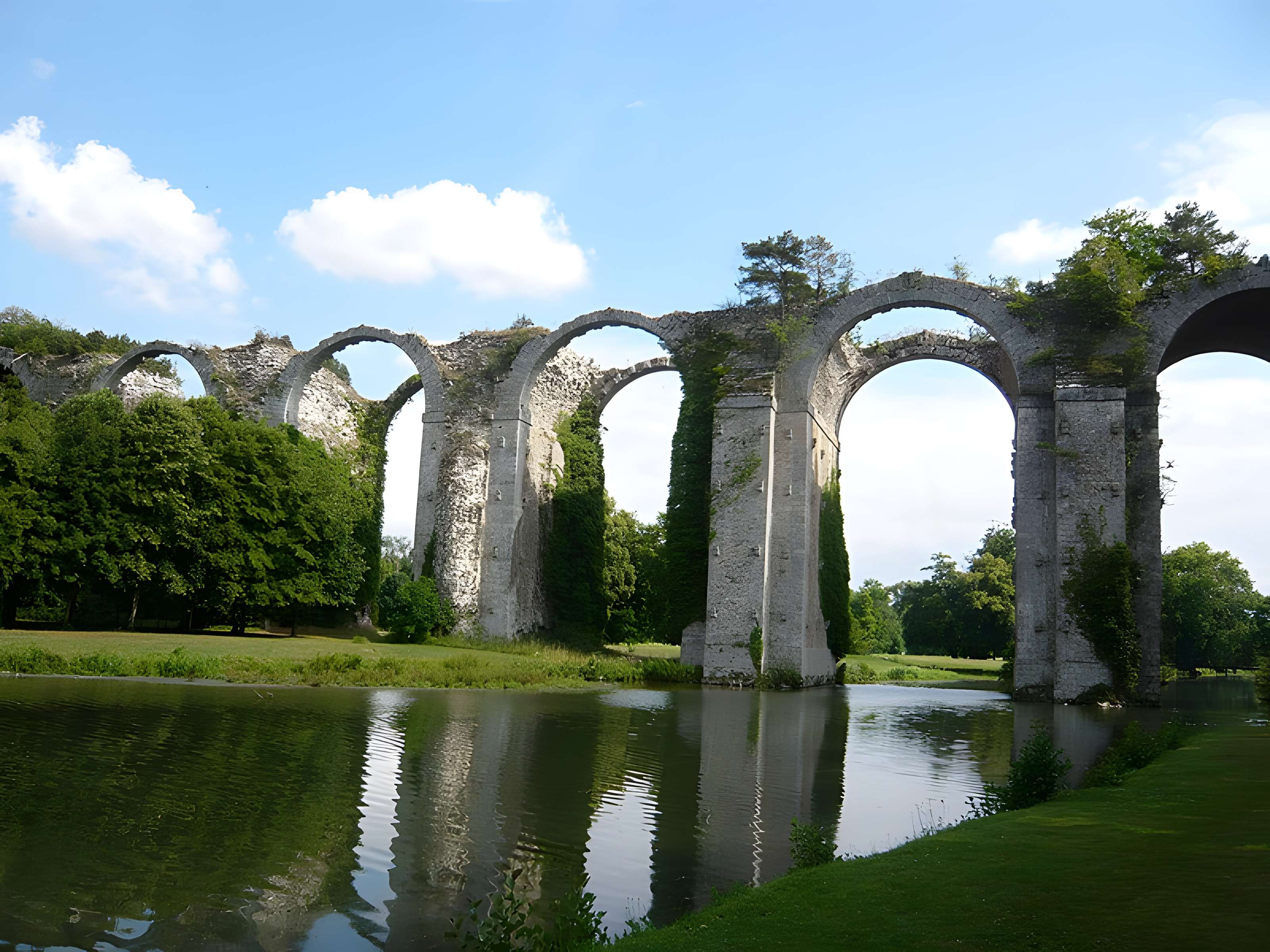 Ancien aqueduc de Pontgouin à Versailles (également sur communes de Berchères-Saint-Germain et Pontgouin)