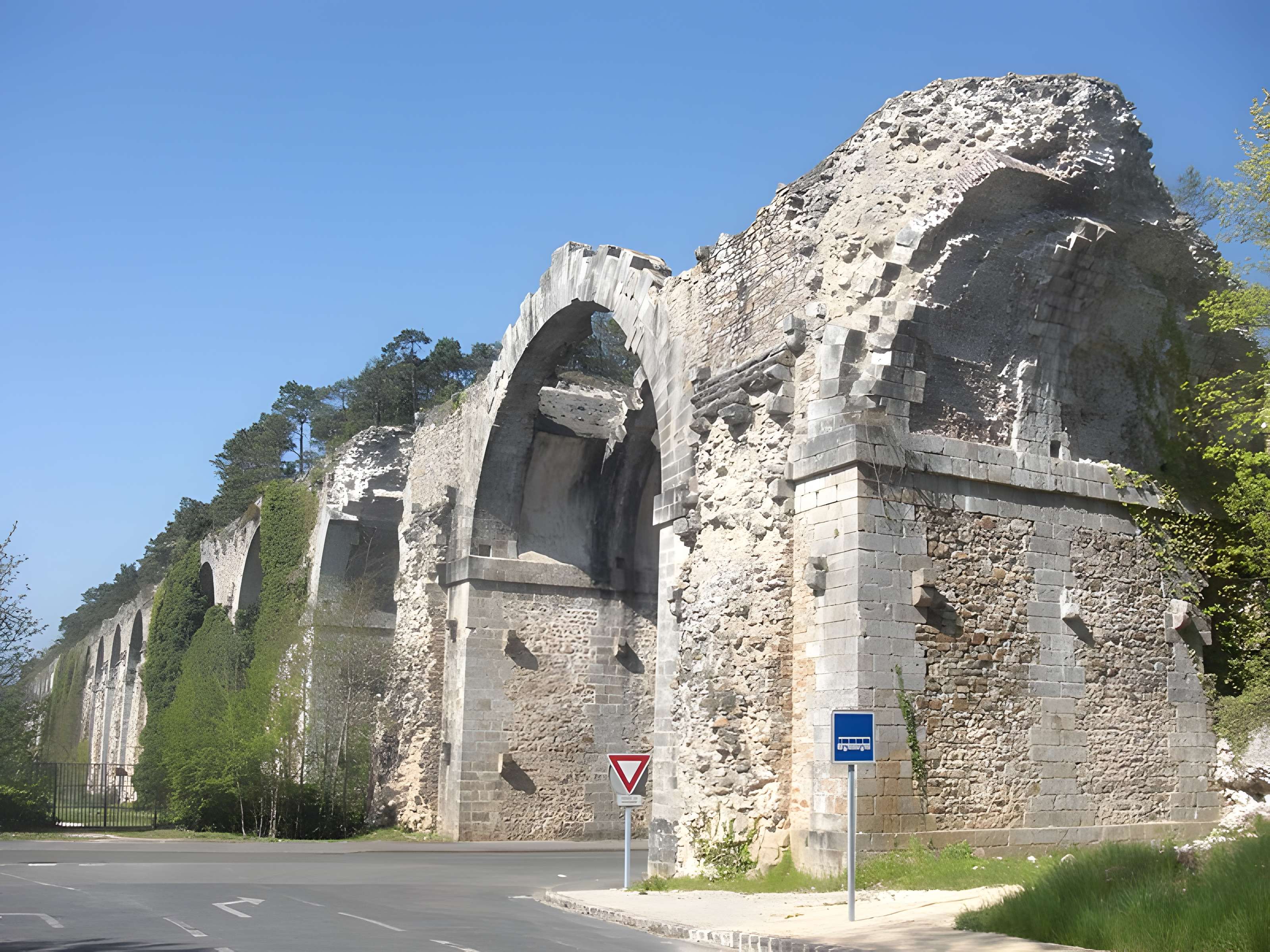 Ancien aqueduc de Pontgouin à Versailles (également sur communes de Berchères-Saint-Germain et Pontgouin)