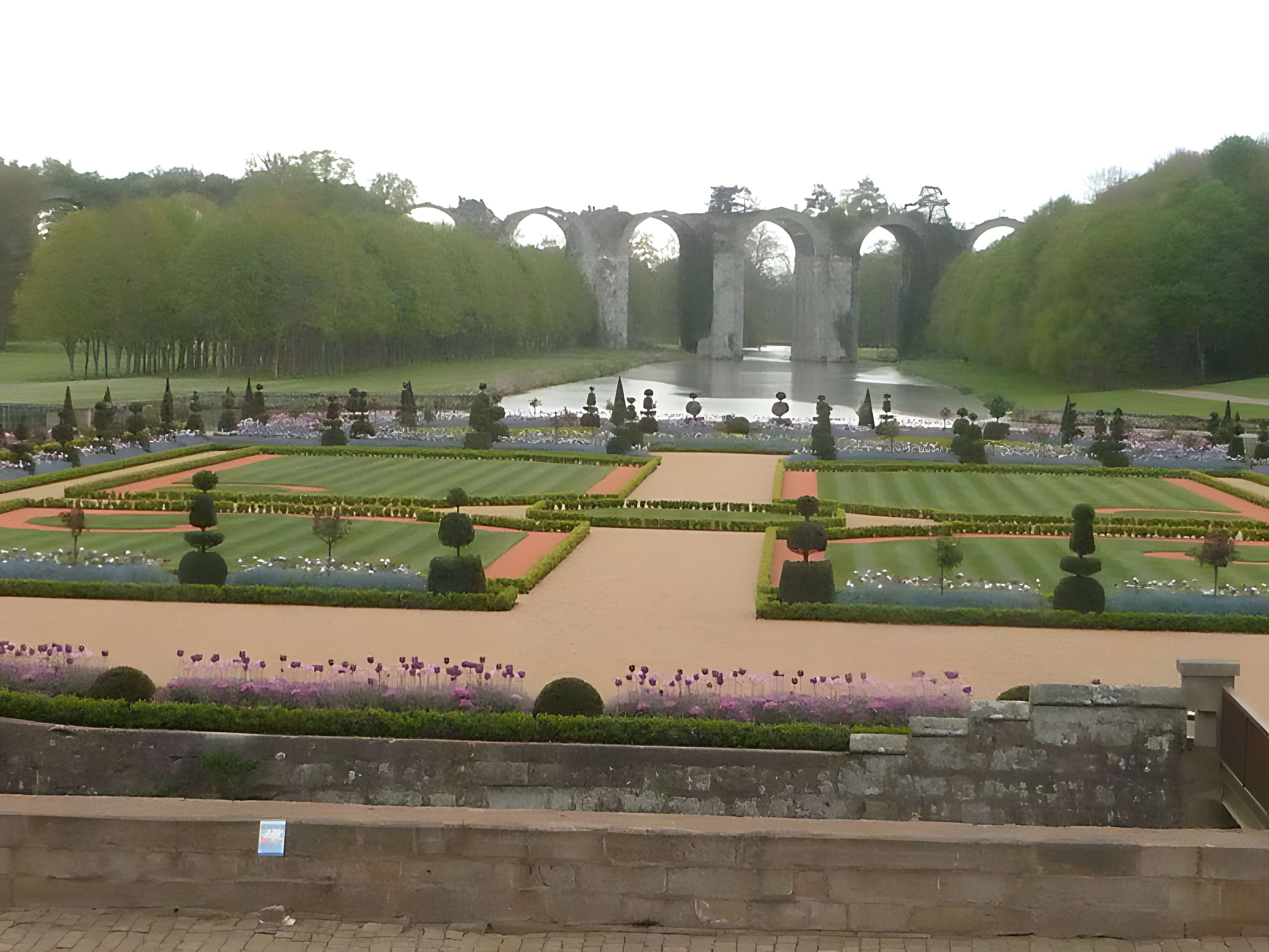 Ancien aqueduc de Pontgouin à Versailles (également sur communes de Berchères-Saint-Germain et Pontgouin)