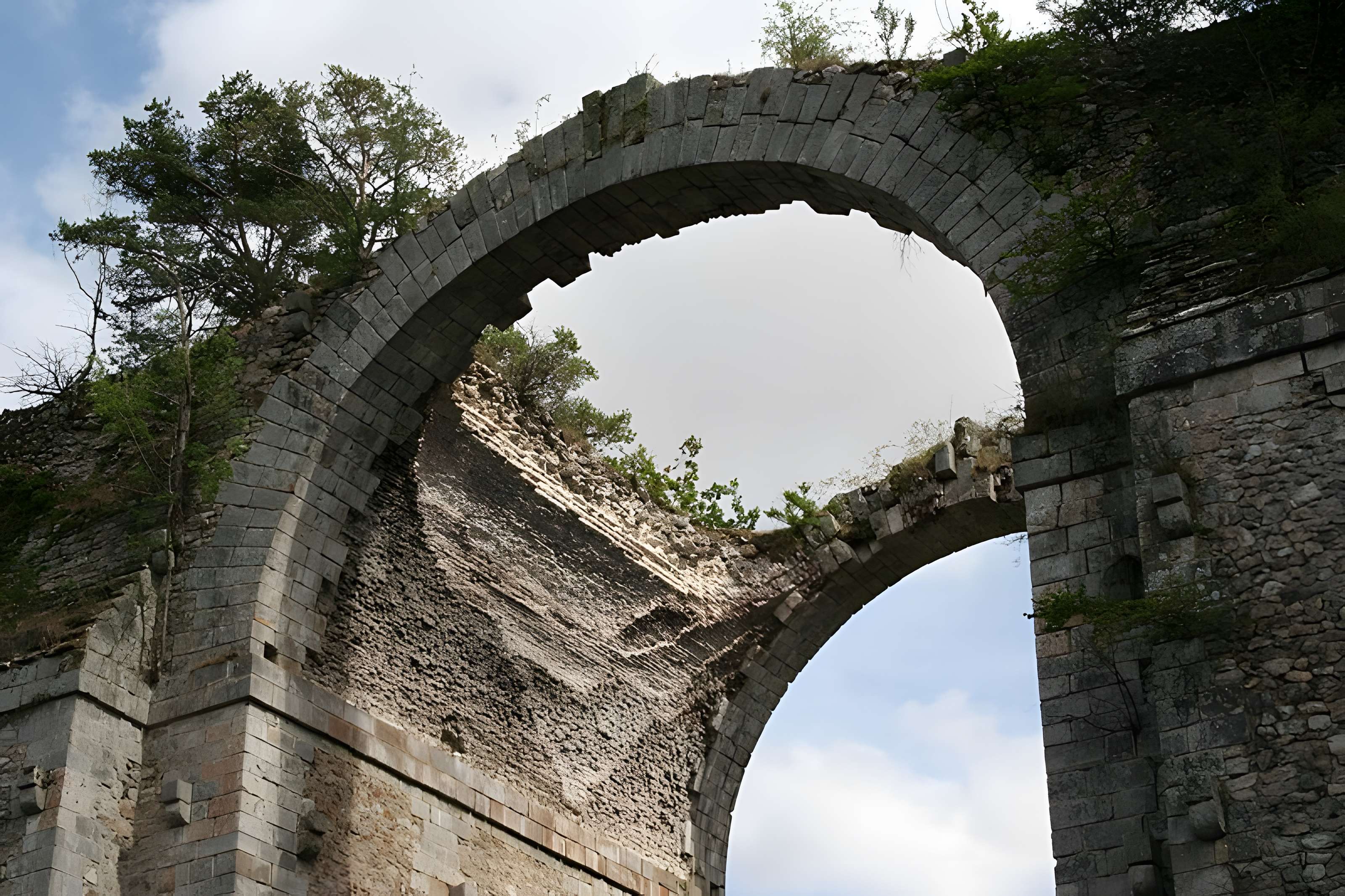 Ancien aqueduc de Pontgouin à Versailles (également sur communes de Berchères-Saint-Germain et Pontgouin)