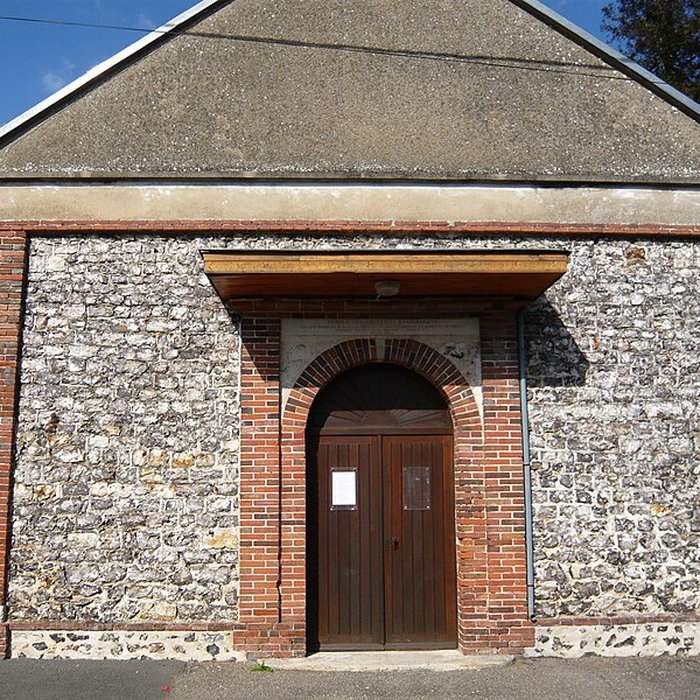 Photo de Temple protestant et la parcelle jouxtant l’édifice formant l’emprise de l’ancien cimetière huguenot de Marsauceux