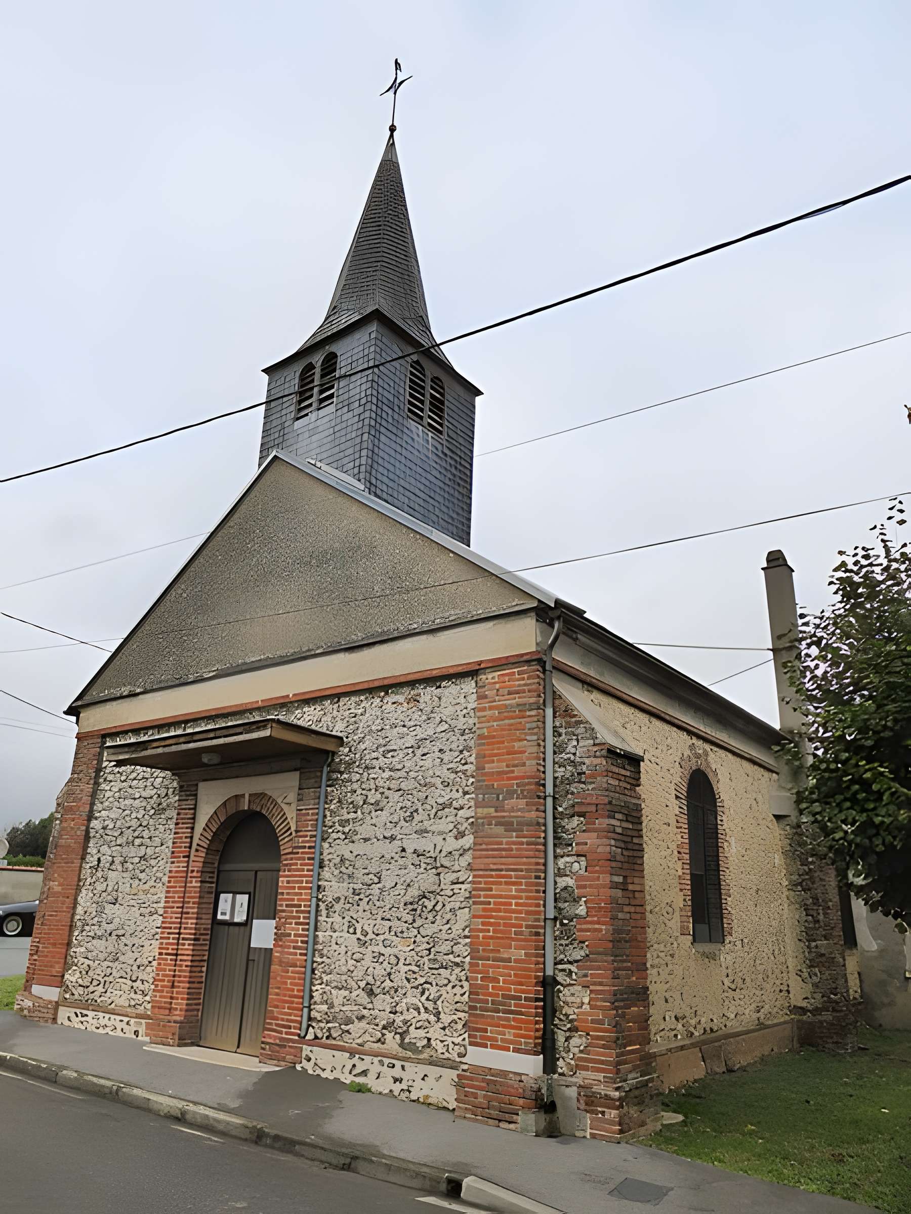 Temple protestant et la parcelle jouxtant l’édifice formant l’emprise de l’ancien cimetière huguenot de Marsauceux