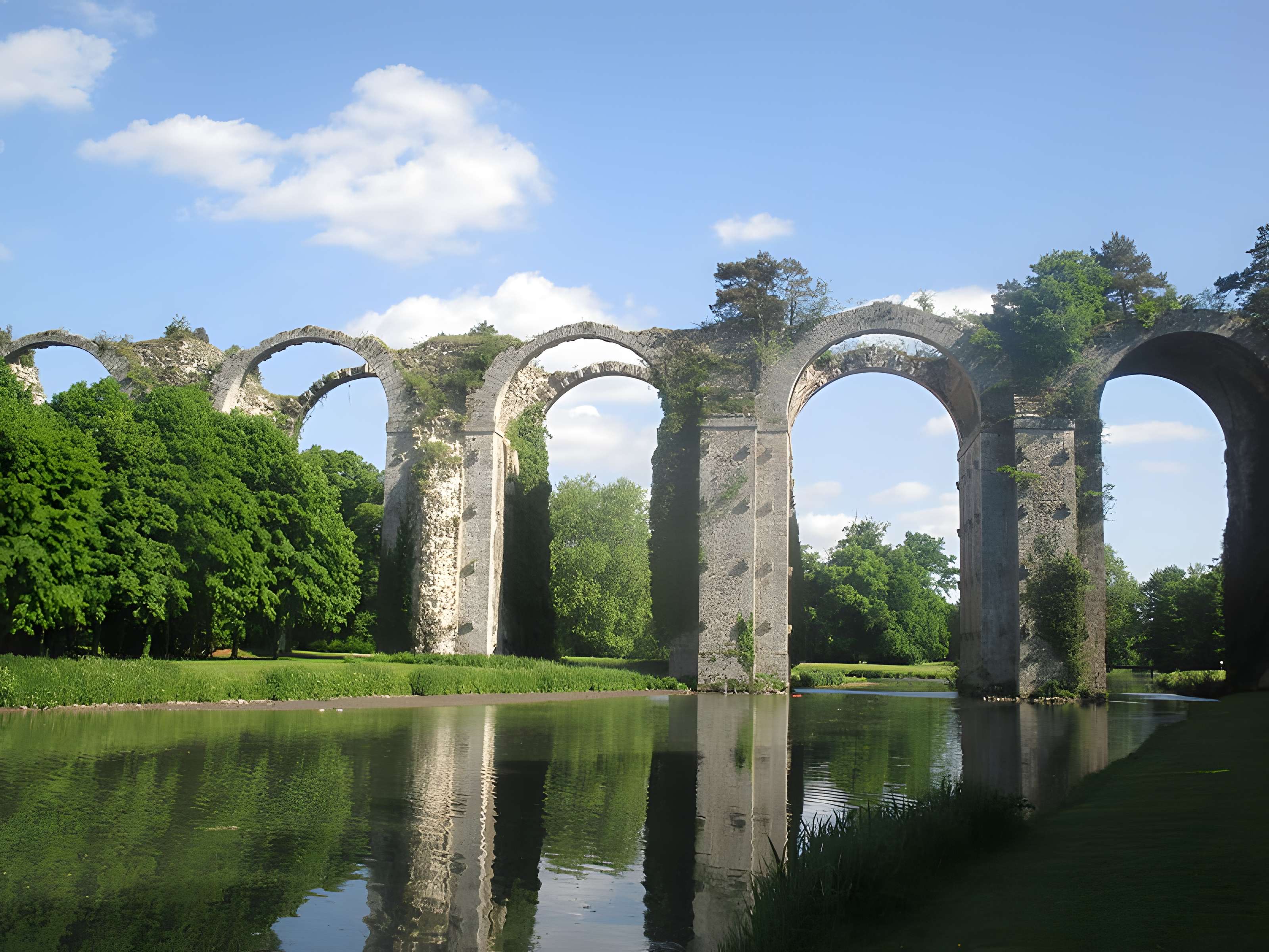 Ancien aqueduc de Pontgouin à Versailles (également sur communes de Maintenon et Berchères-Saint-Germain)