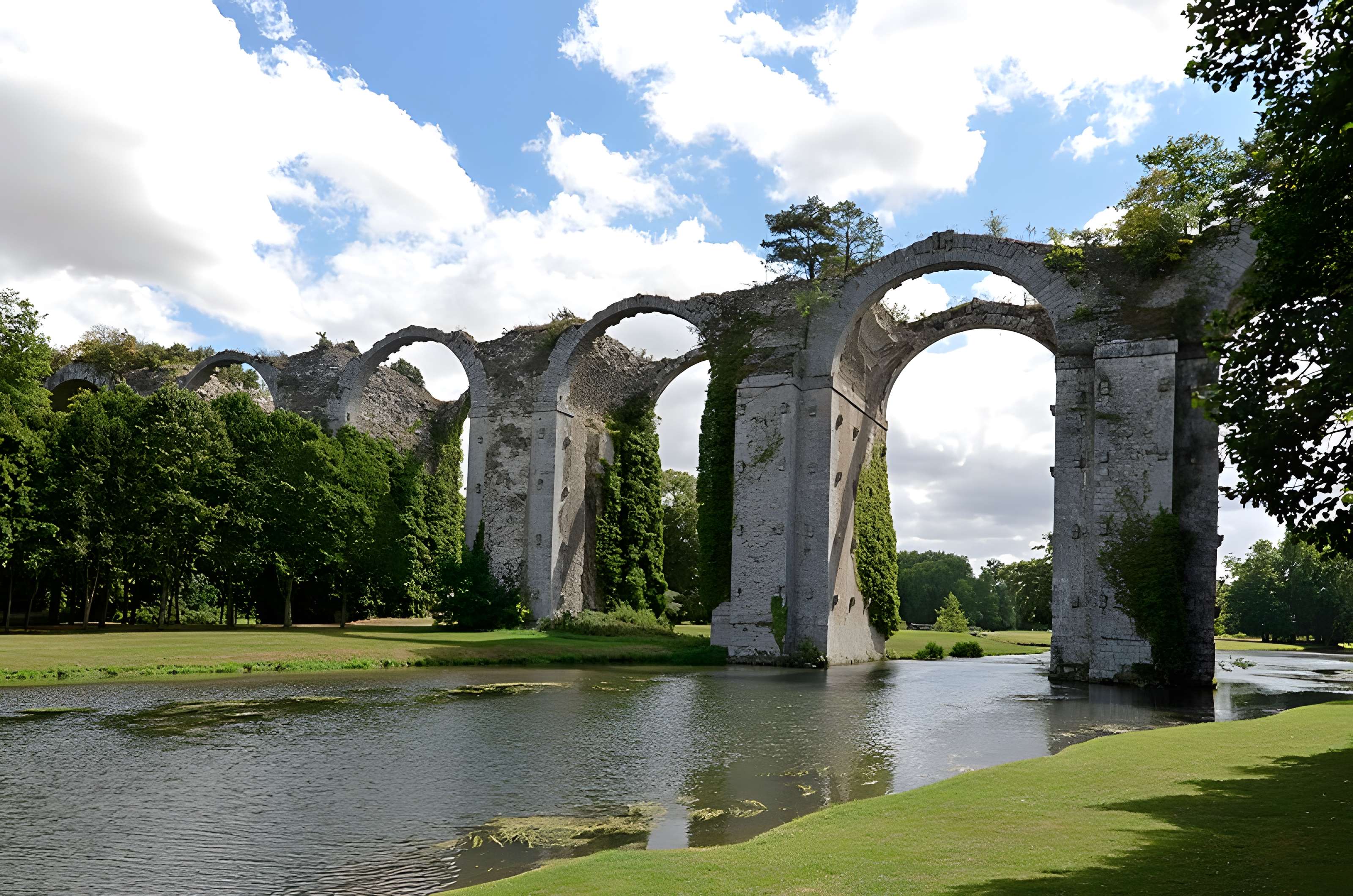 Ancien aqueduc de Pontgouin à Versailles (également sur communes de Maintenon et Berchères-Saint-Germain)