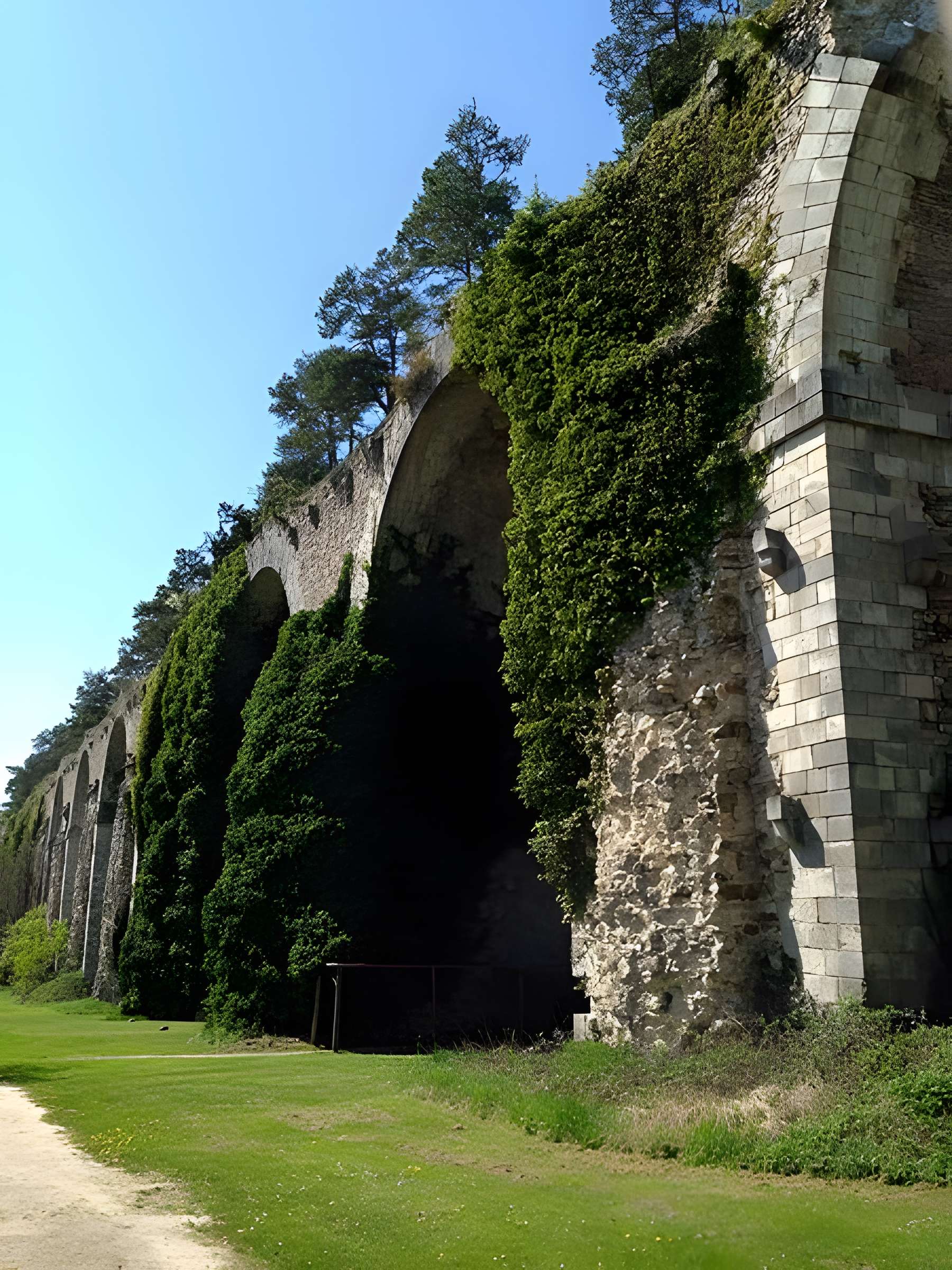 Ancien aqueduc de Pontgouin à Versailles (également sur communes de Maintenon et Berchères-Saint-Germain)