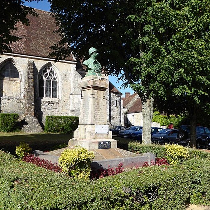 Photo de Ancienne église paroissiale de Saint-Hilaire des Noyers, actuelle chapelle Saint-Hilaire des Noyers
