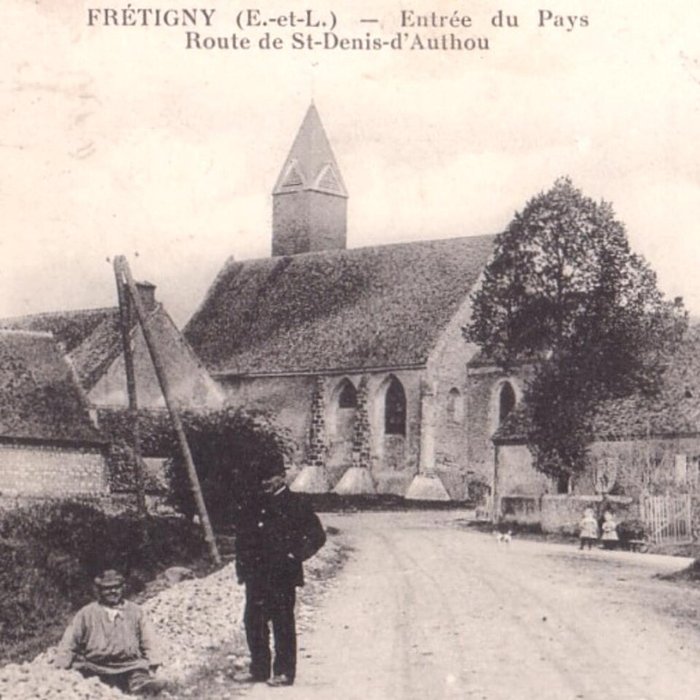 Photo de Ancienne église paroissiale de Saint-Hilaire des Noyers, actuelle chapelle Saint-Hilaire des Noyers