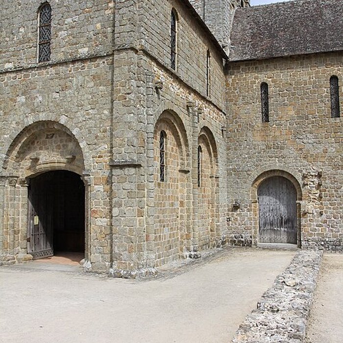 Photo de Eglise Notre-Dame-sur-lEau ou Notre-Dame-sous-lEau