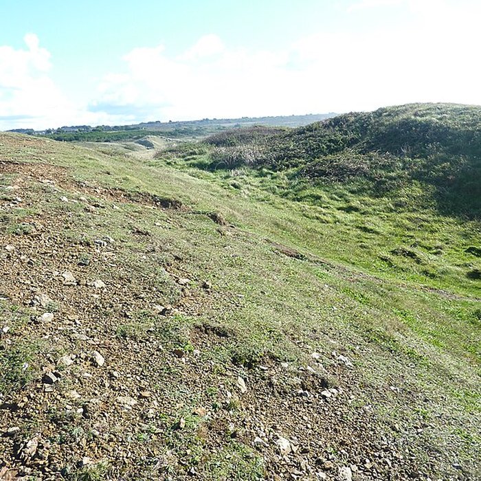 Photo de Ensemble formé par loppidum et les dolmens de la pointe de Lostmarch, ou Kastell Lostmarch, éperon barré de Lostmarch