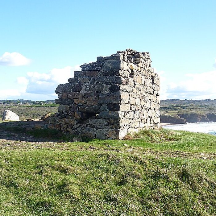 Photo de Ensemble formé par loppidum et les dolmens de la pointe de Lostmarch, ou Kastell Lostmarch, éperon barré de Lostmarch