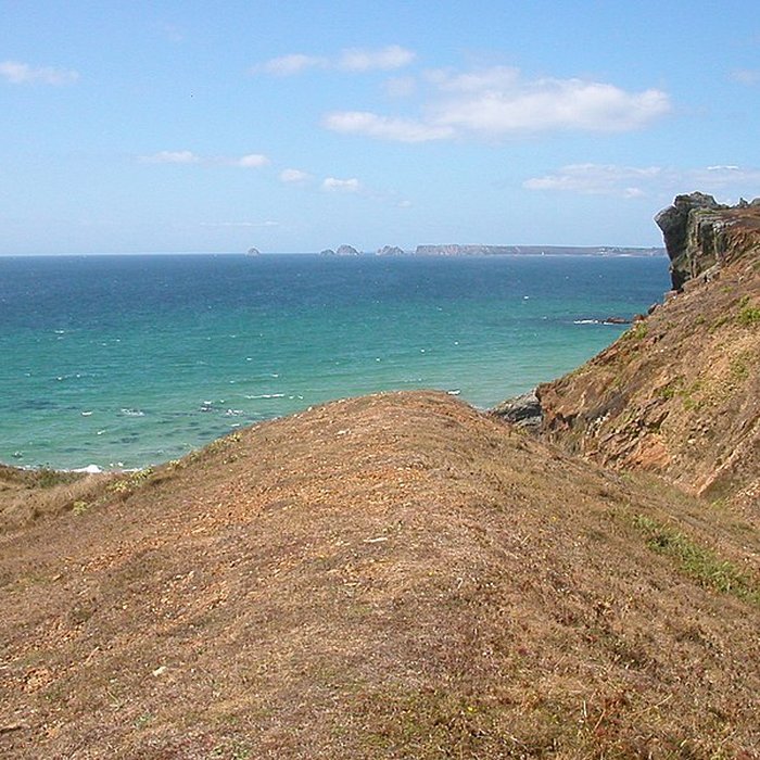Photo de Ensemble formé par loppidum et les dolmens de la pointe de Lostmarch, ou Kastell Lostmarch, éperon barré de Lostmarch
