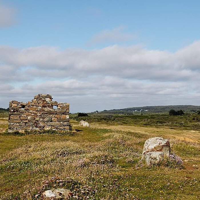 Photo de Ensemble formé par loppidum et les dolmens de la pointe de Lostmarch, ou Kastell Lostmarch, éperon barré de Lostmarch