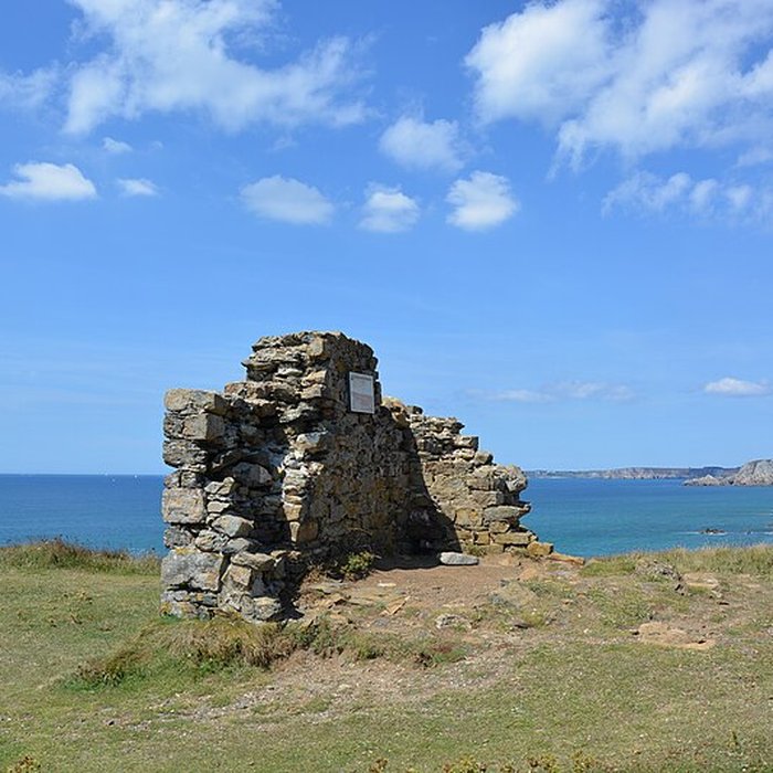 Photo de Ensemble formé par loppidum et les dolmens de la pointe de Lostmarch, ou Kastell Lostmarch, éperon barré de Lostmarch