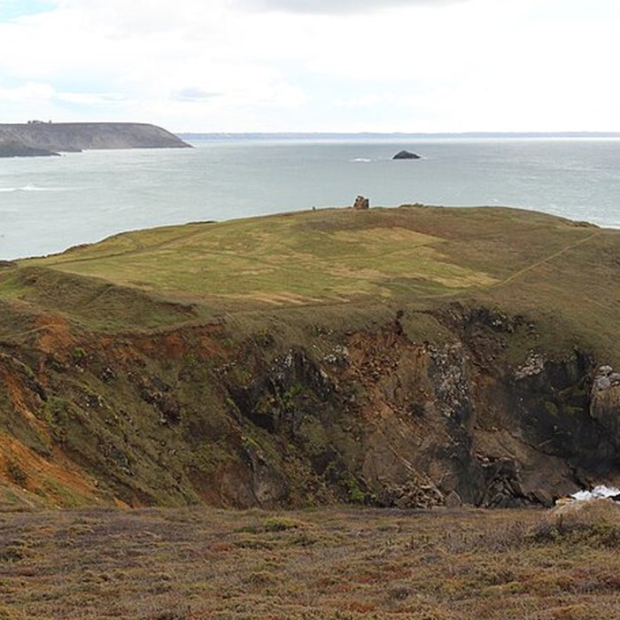 Photo de Ensemble formé par loppidum et les dolmens de la pointe de Lostmarch, ou Kastell Lostmarch, éperon barré de Lostmarch
