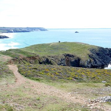 Ensemble formé par loppidum et les dolmens de la pointe de Lostmarch, ou Kastell Lostmarch, éperon barré de Lostmarch