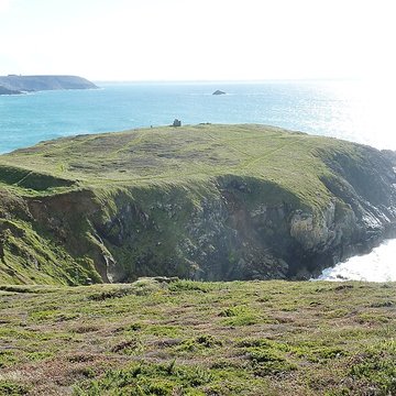 Ensemble formé par loppidum et les dolmens de la pointe de Lostmarch, ou Kastell Lostmarch, éperon barré de Lostmarch