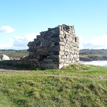 Ensemble formé par loppidum et les dolmens de la pointe de Lostmarch, ou Kastell Lostmarch, éperon barré de Lostmarch