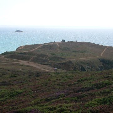 Ensemble formé par loppidum et les dolmens de la pointe de Lostmarch, ou Kastell Lostmarch, éperon barré de Lostmarch
