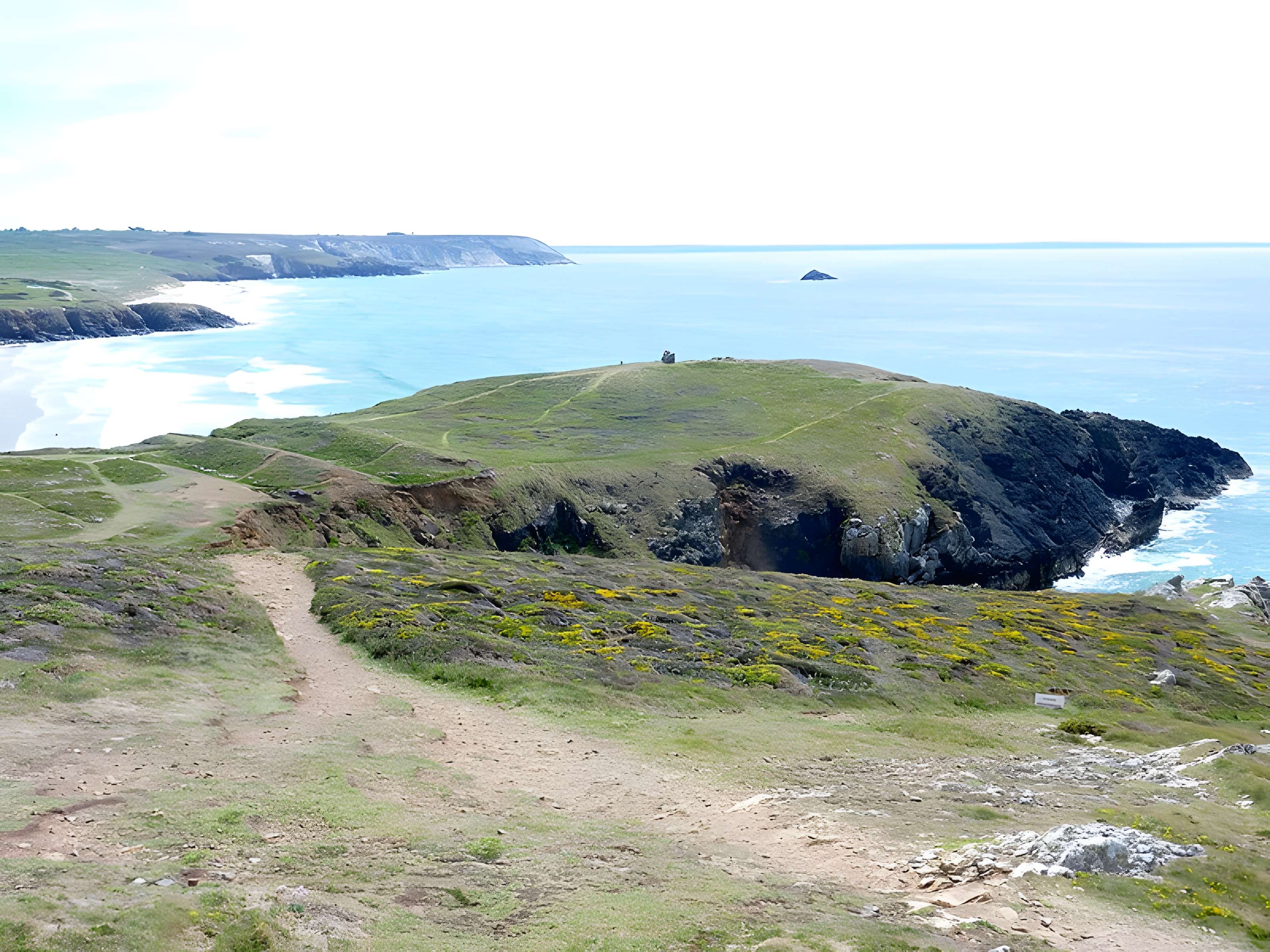 Ensemble formé par l'oppidum et les dolmens de la pointe de Lostmarc'h, ou Kastell Lostmarc'h, éperon barré de Lostmarc'h
