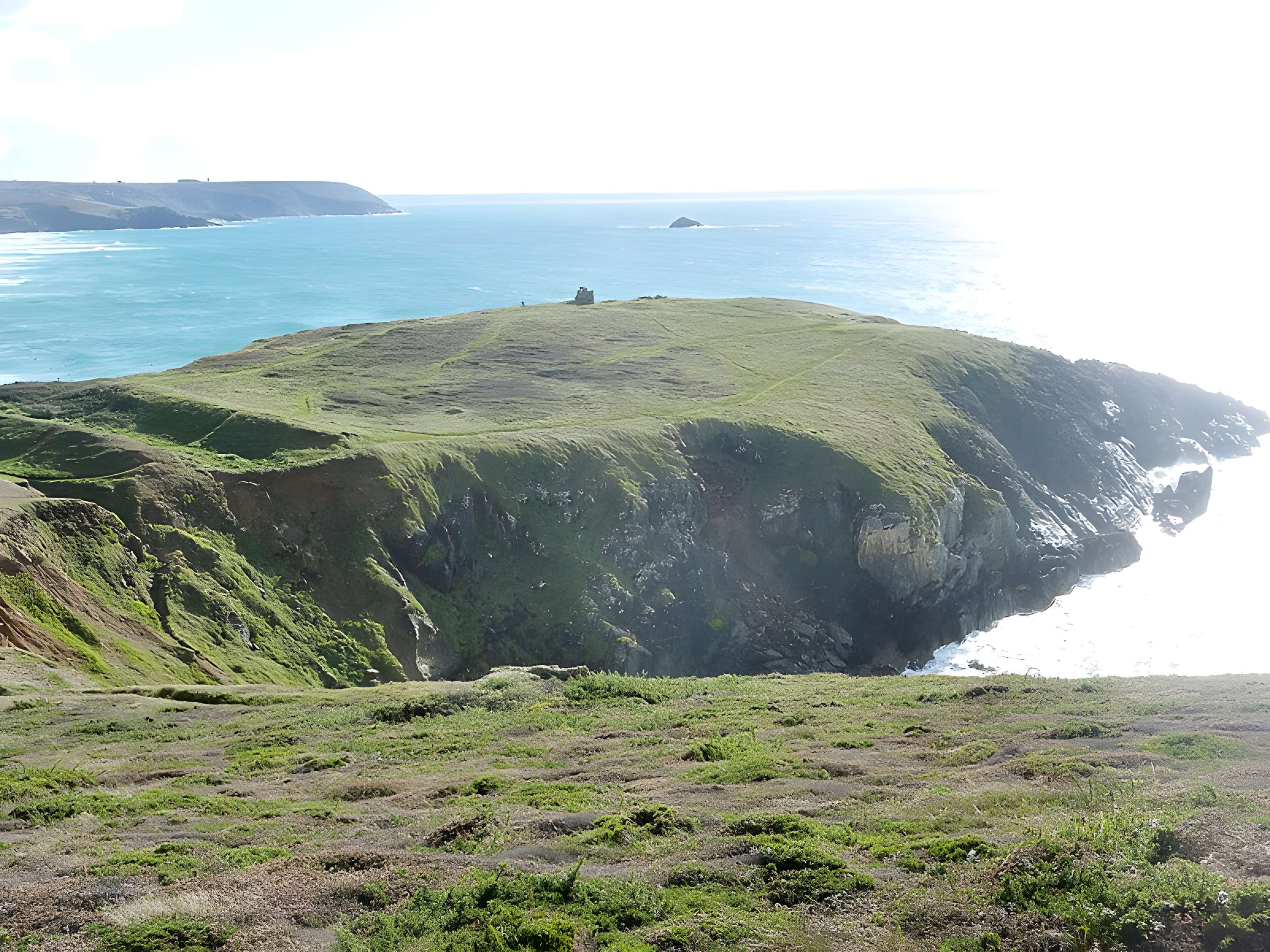 Ensemble formé par l'oppidum et les dolmens de la pointe de Lostmarc'h, ou Kastell Lostmarc'h, éperon barré de Lostmarc'h