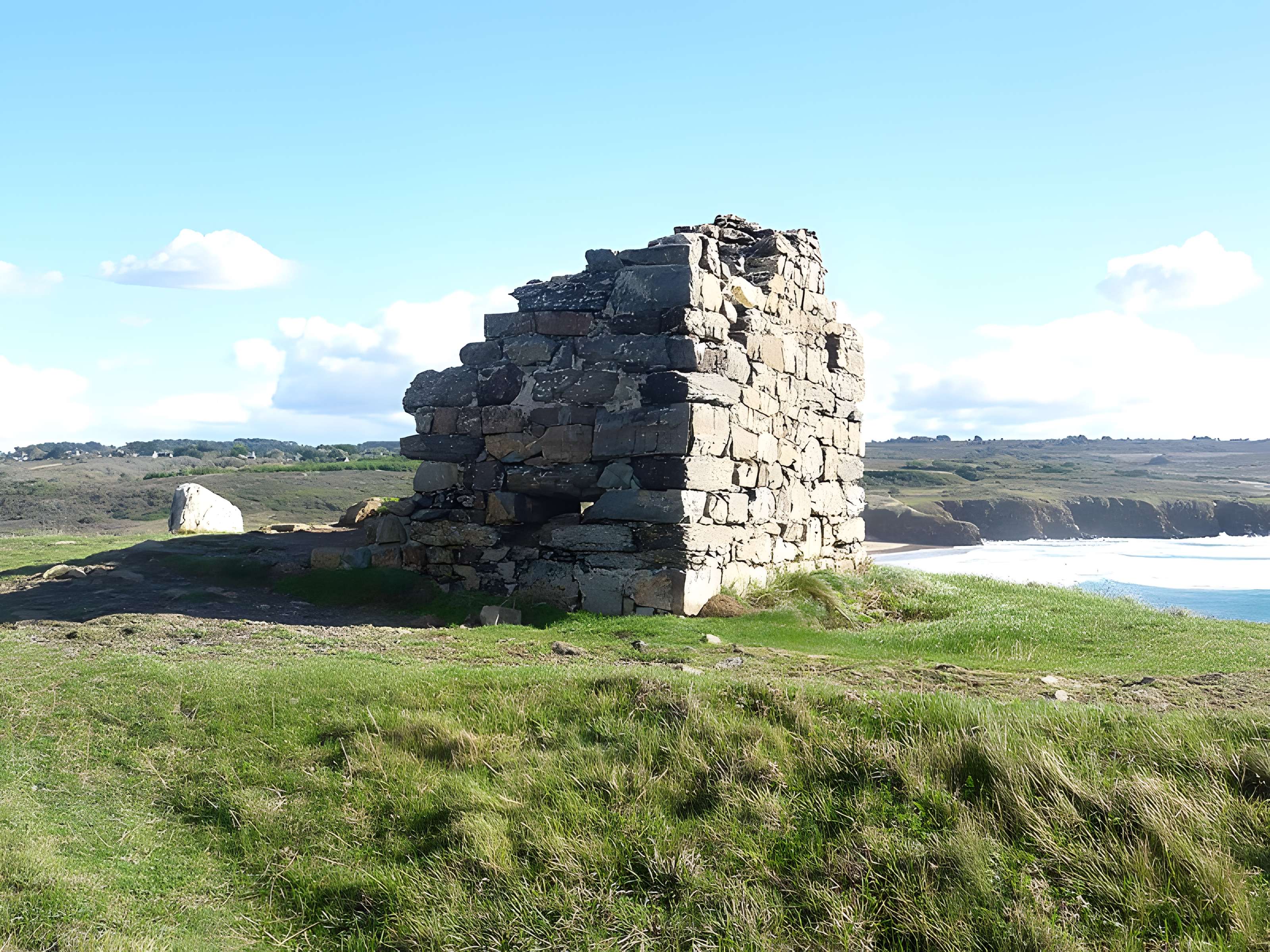 Ensemble formé par l'oppidum et les dolmens de la pointe de Lostmarc'h, ou Kastell Lostmarc'h, éperon barré de Lostmarc'h