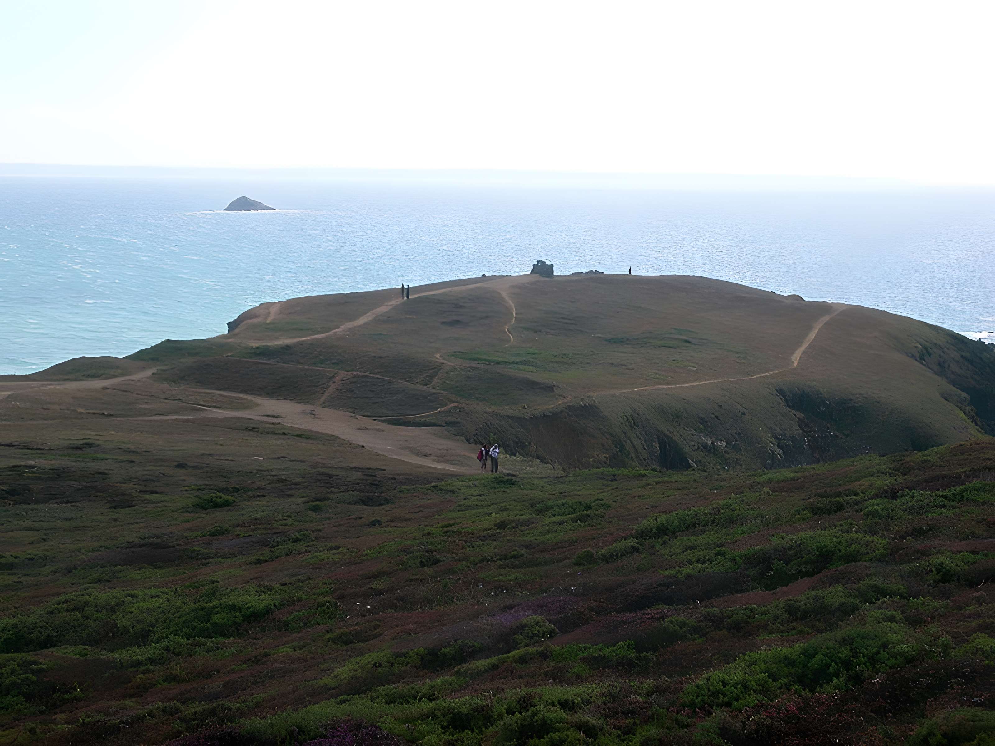 Ensemble formé par l'oppidum et les dolmens de la pointe de Lostmarc'h, ou Kastell Lostmarc'h, éperon barré de Lostmarc'h