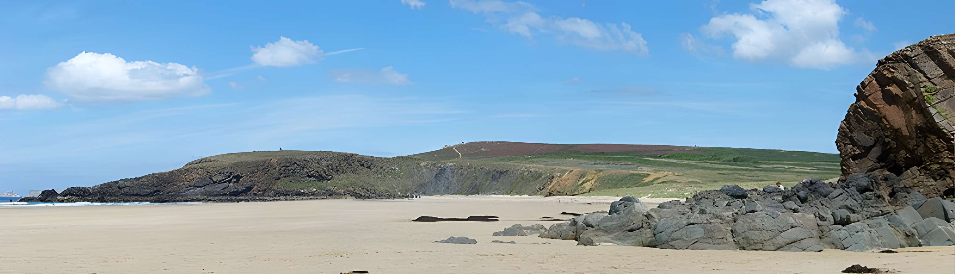 Ensemble formé par l'oppidum et les dolmens de la pointe de Lostmarc'h, ou Kastell Lostmarc'h, éperon barré de Lostmarc'h