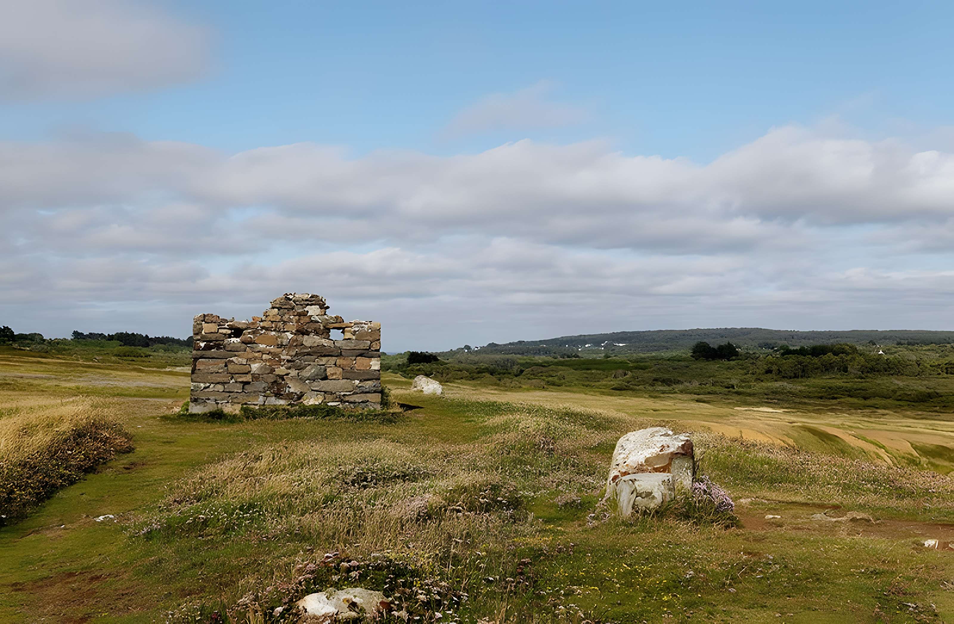 Ensemble formé par l'oppidum et les dolmens de la pointe de Lostmarc'h, ou Kastell Lostmarc'h, éperon barré de Lostmarc'h