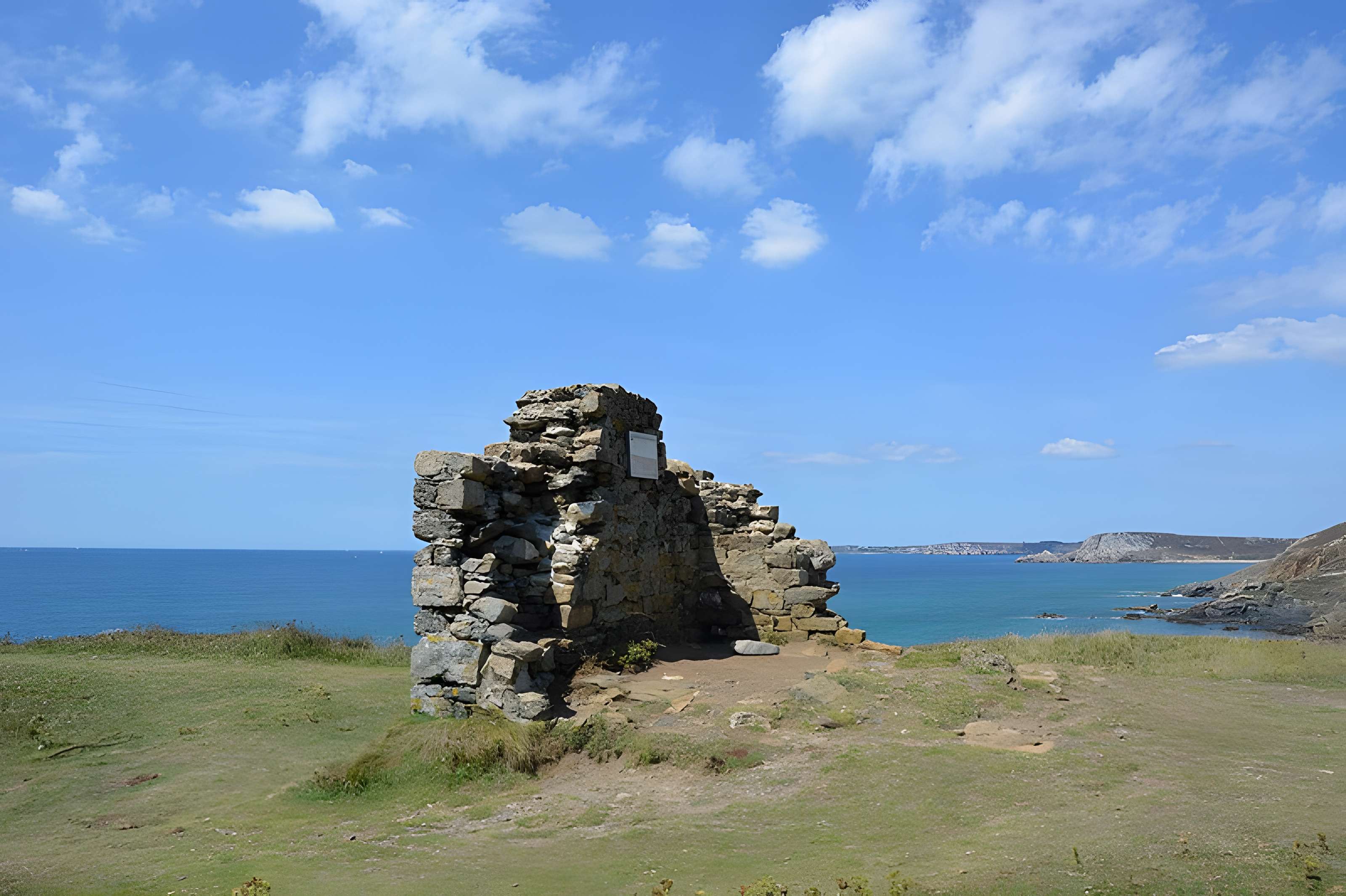 Ensemble formé par l'oppidum et les dolmens de la pointe de Lostmarc'h, ou Kastell Lostmarc'h, éperon barré de Lostmarc'h