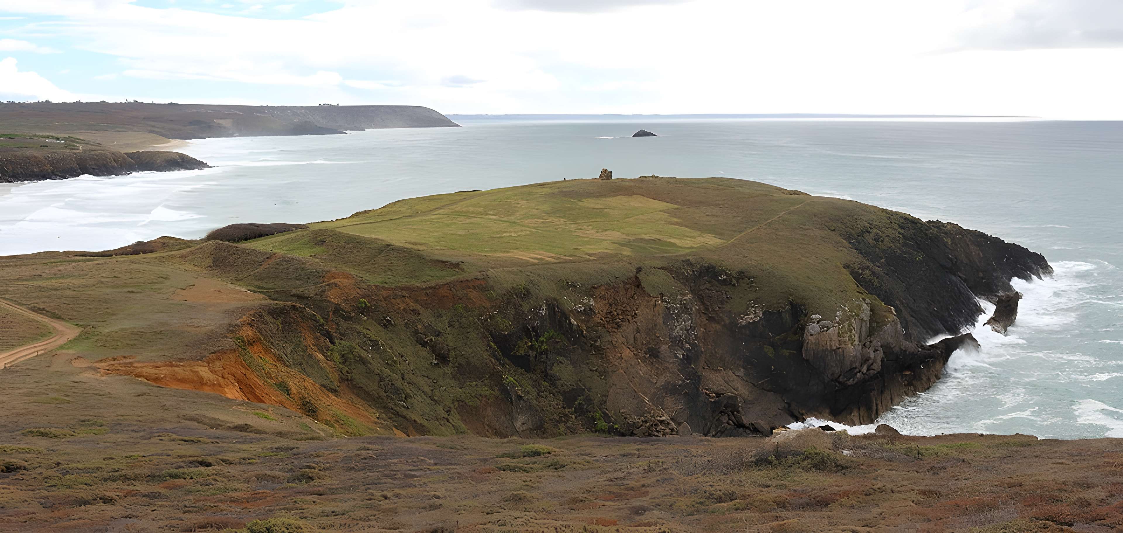 Ensemble formé par l'oppidum et les dolmens de la pointe de Lostmarc'h, ou Kastell Lostmarc'h, éperon barré de Lostmarc'h