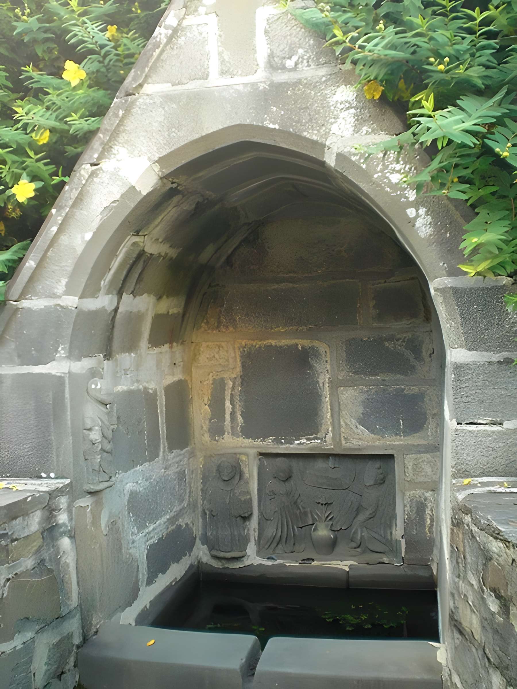 Fontaine du XVIe siècle de Rumengol