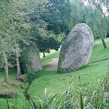 Trois menhirs
