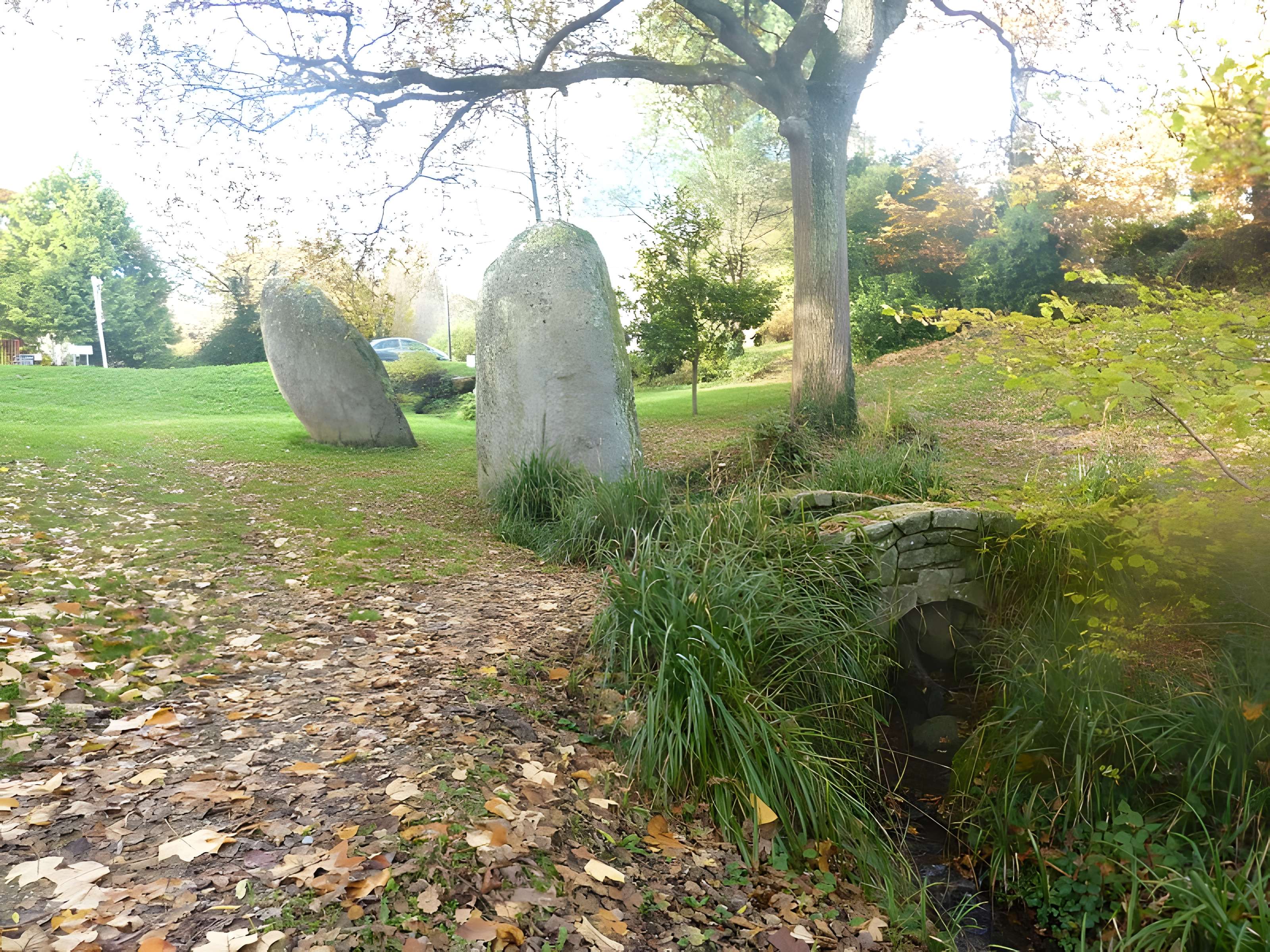 Trois menhirs