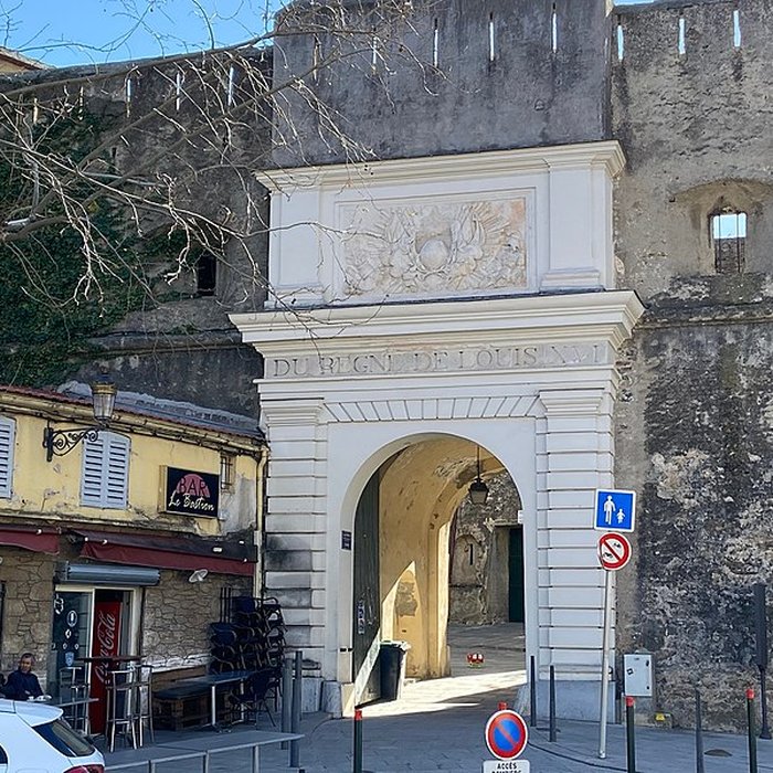 Photo de Enceinte fortifiée dite citadelle et palais du Gouverneur, partiellement aménagé en Musée dEthnographie