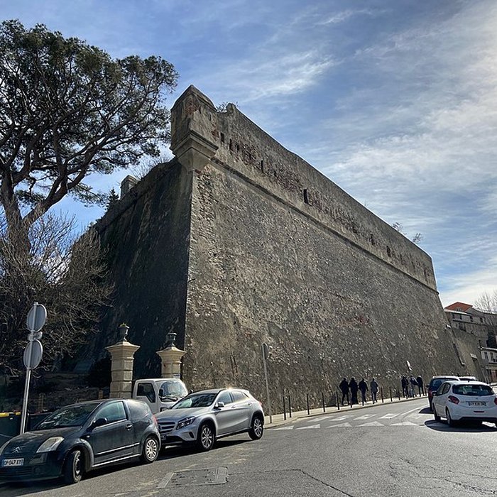 Photo de Enceinte fortifiée dite citadelle et palais du Gouverneur, partiellement aménagé en Musée dEthnographie