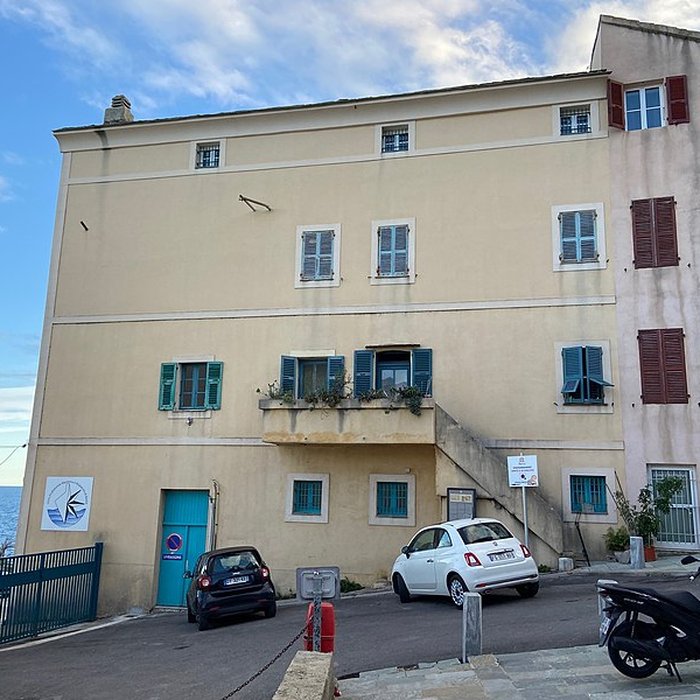 Photo de Enceinte fortifiée dite citadelle et palais du Gouverneur, partiellement aménagé en Musée dEthnographie