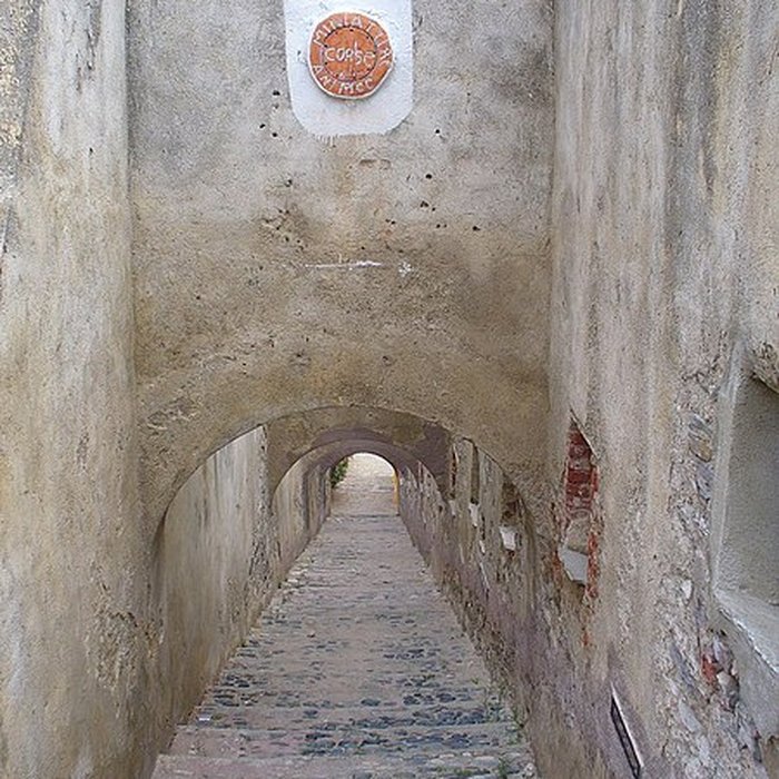 Photo de Enceinte fortifiée dite citadelle et palais du Gouverneur, partiellement aménagé en Musée dEthnographie
